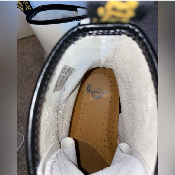 Dr Marten men’s 6 / women’s 8 1460 LEATHER LACE UP BOOTS (Practically NEW) - Picture 4 of 7